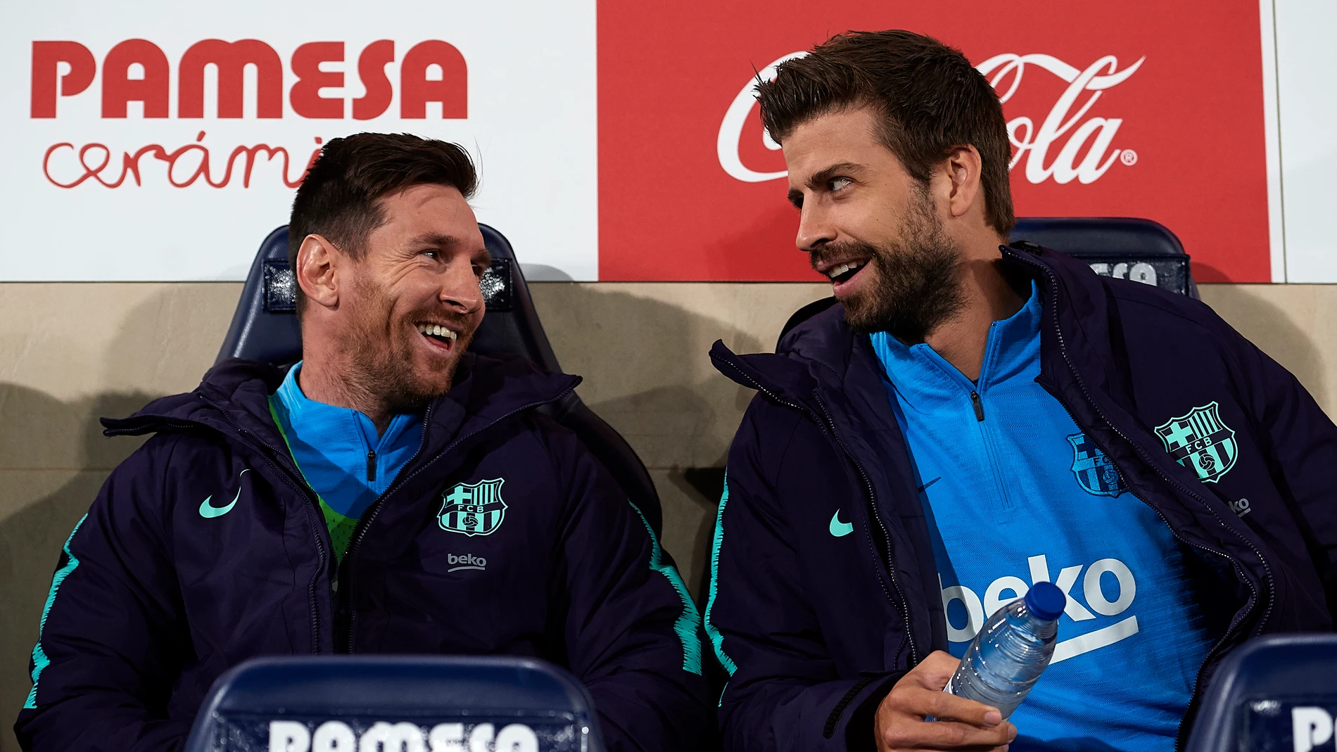 Messi y Piqué en el banquillo Messi y Piqué en el banquillo