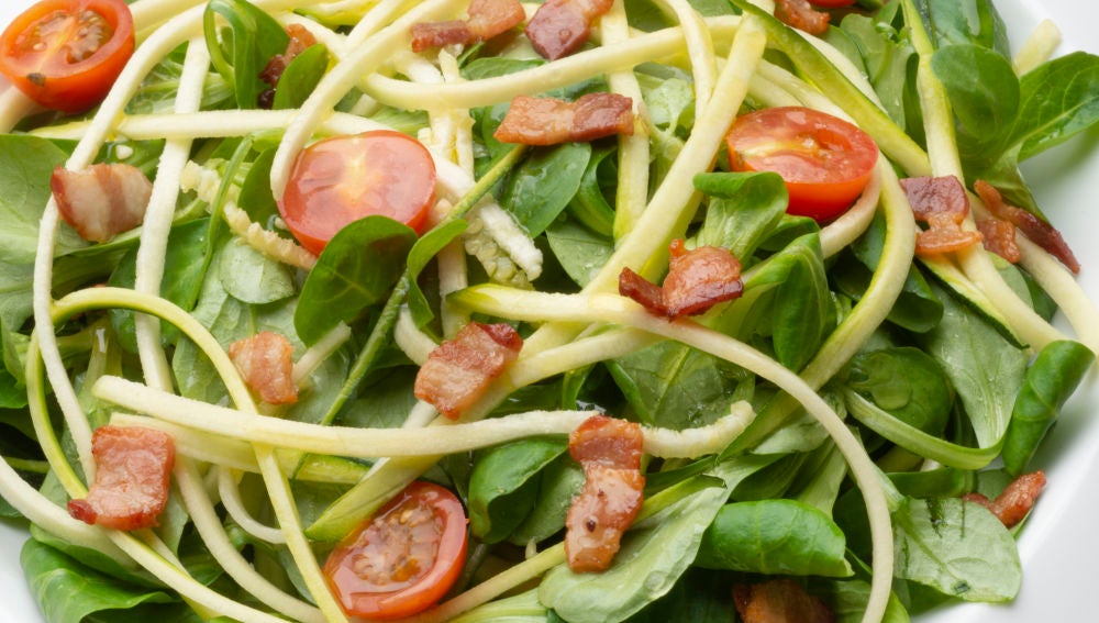 Ensalada de calabacín, tomates cherry y panceta