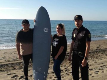 El agente posa con la pareja a la que salvó en una playa de Málaga