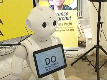 Un robot pide a pie de calle el voto para el candidato de Democracia Ourensana