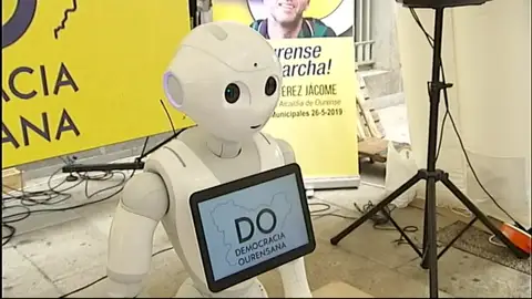 Un robot pide a pie de calle el voto para el candidato de Democracia Ourensana Un robot pide a pie de calle el voto para el candidato de Democracia Ourensana