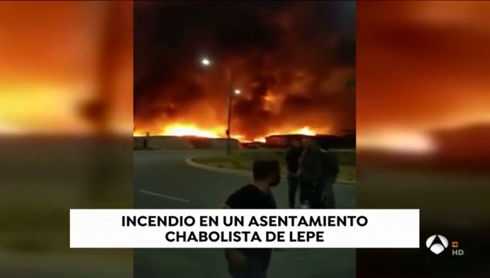 Evacúan a un centenar de personas tras incendiarse un poblado chabolista en Lepe