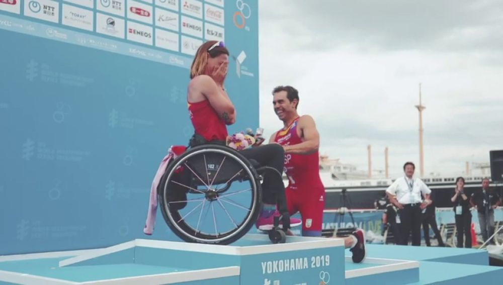 La emotiva pedida de mano a la triatleta paralímpica Eva Morales en el podio de Yokohama