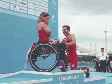 La emotiva pedida de mano a la triatleta paralímpica Eva Morales en el podio de Yokohama La emotiva pedida de mano a la triatleta paralímpica Eva Morales en el podio de Yokohama