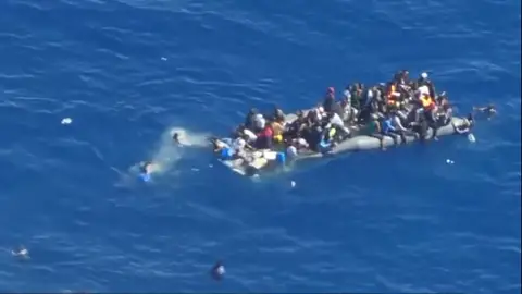 Los inmigrantes rescatados en aguas del Mediterráneo Los inmigrantes rescatados en aguas del Mediterráneo