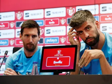 Leo Messi y Gerard Piqué, en sala de prensa Leo Messi y Gerard Piqué, en sala de prensa