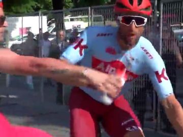 El ciclista Haller se encaró con un aficionado que trató de robarle el bidón de la boca en la llegada del Giro