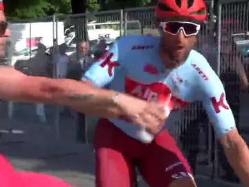 El ciclista Haller se encaró con un aficionado que trató de robarle el bidón de la boca en la llegada del Giro El ciclista Haller se encaró con un aficionado que trató de robarle el bidón de la boca en la llegada del Giro