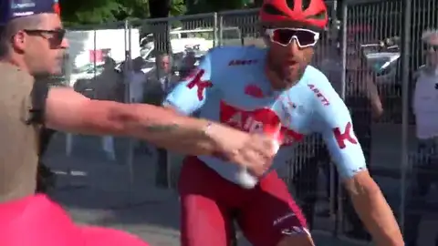 El ciclista Haller se encaró con un aficionado que trató de robarle el bidón de la boca en la llegada del Giro El ciclista Haller se encaró con un aficionado que trató de robarle el bidón de la boca en la llegada del Giro