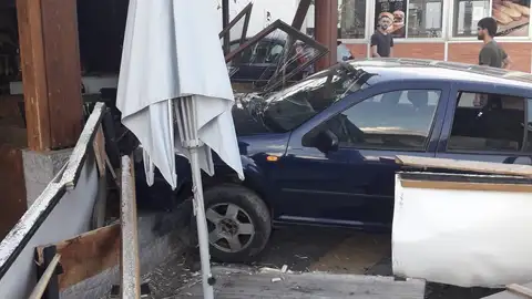 El coche que se ha empotrado en Granada El coche que se ha empotrado en Granada
