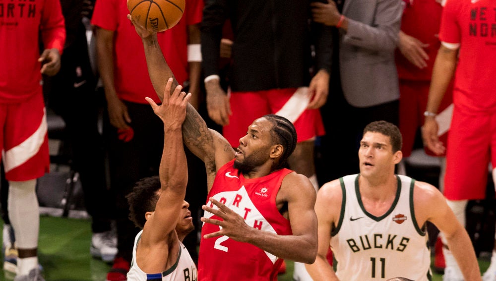 Kawhi Leonard penetra a canasta ante la defensa de los Bucks