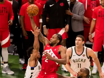 Kawhi Leonard penetra a canasta ante la defensa de los Bucks Kawhi Leonard penetra a canasta ante la defensa de los Bucks