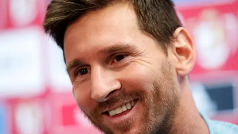 Leo Messi sonríe en sala de prensa Leo Messi sonríe en sala de prensa