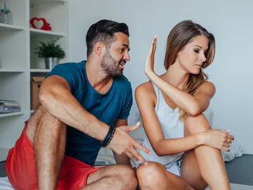 Pareja discutiendo Pareja discutiendo