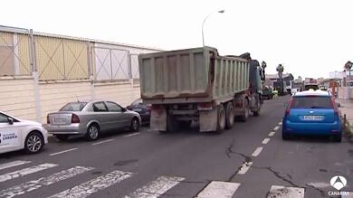 Aparatoso accidente de un camión que impacta contra diez coches