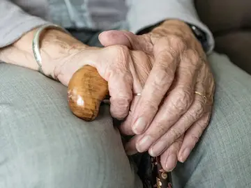 Anciano con un bastón Anciano con un bastón