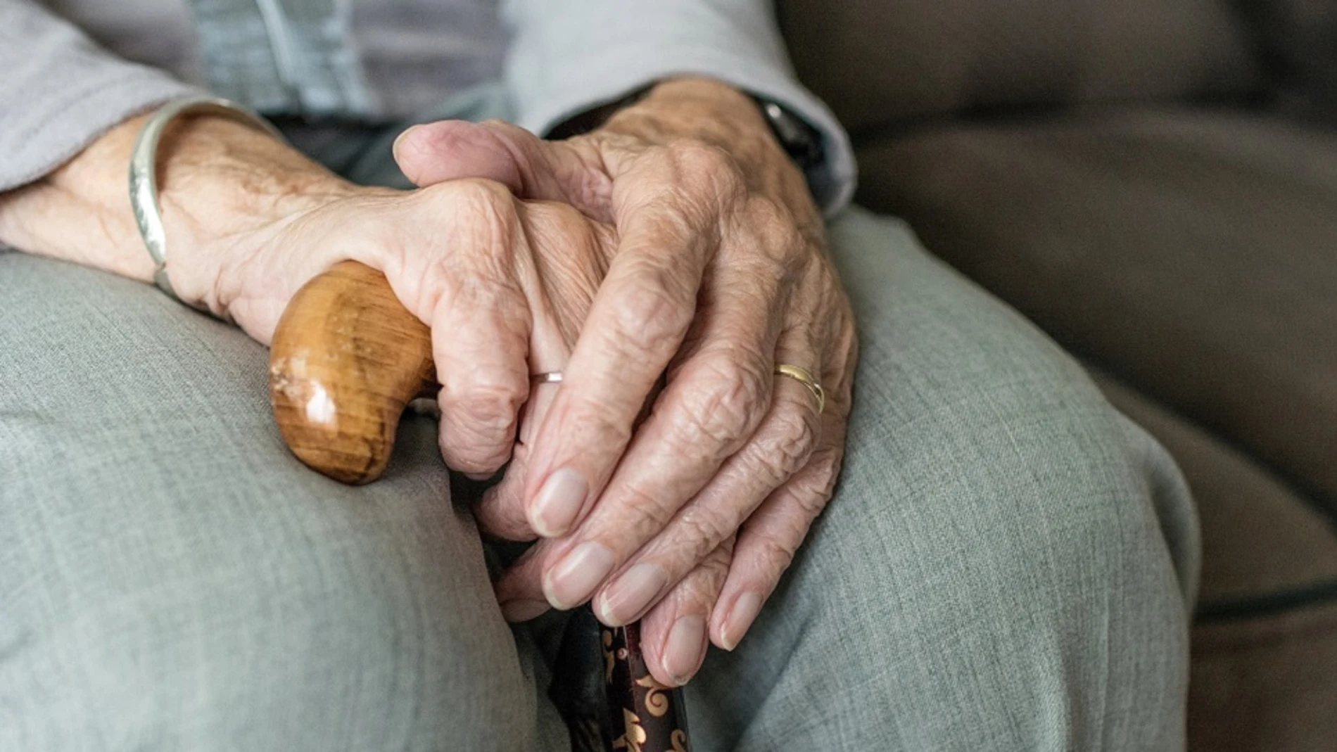 Anciano con un bastón Anciano con un bastón