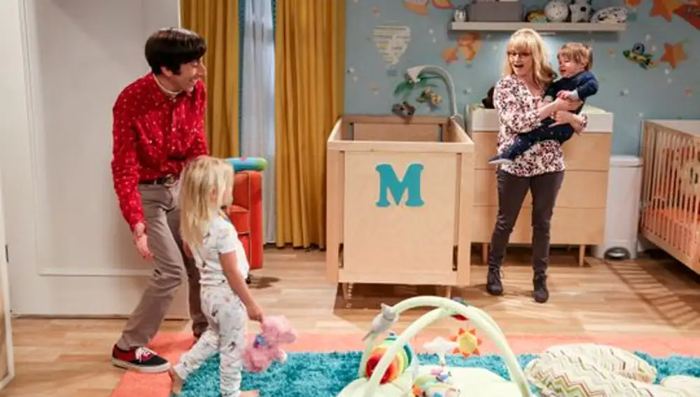 Howard y Bernadette con sus hijos en el final de 'The Big Bang Theory'