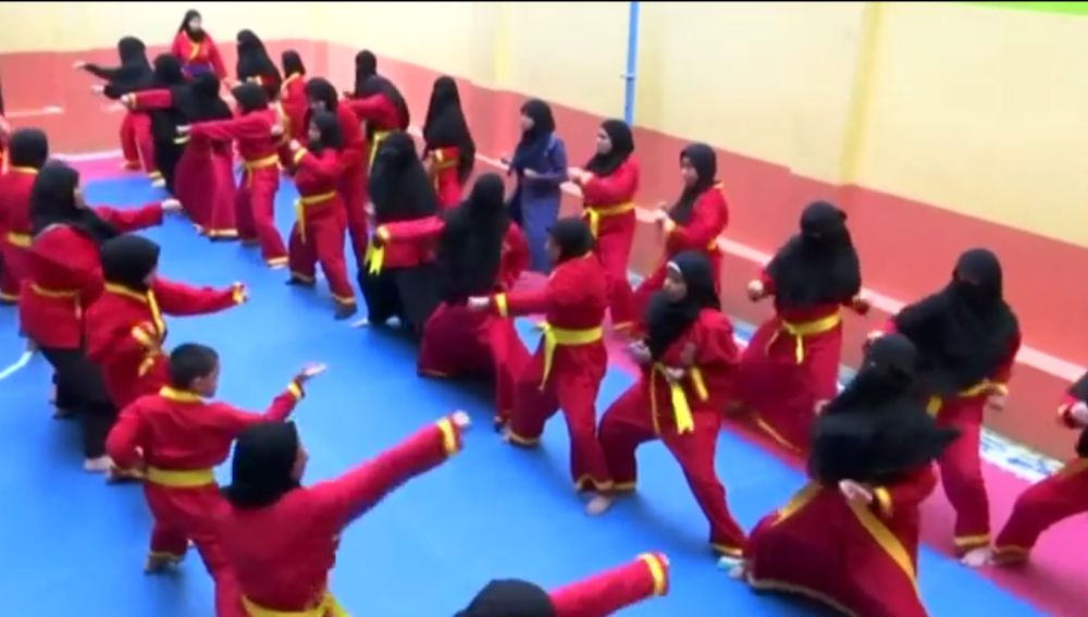 Mujeres practican artes marciales
