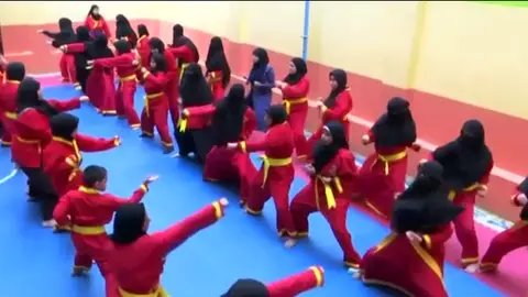 Mujeres practican artes marciales Mujeres practican artes marciales