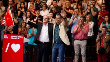 El presidente del Gobierno, Pedro Sánchez en un acto de campaña junto al candidato a la Comunidad de Madrid, Ángel Gabilondo. El presidente del Gobierno, Pedro Sánchez en un acto de campaña junto al candidato a la Comunidad de Madrid, Ángel Gabilondo.