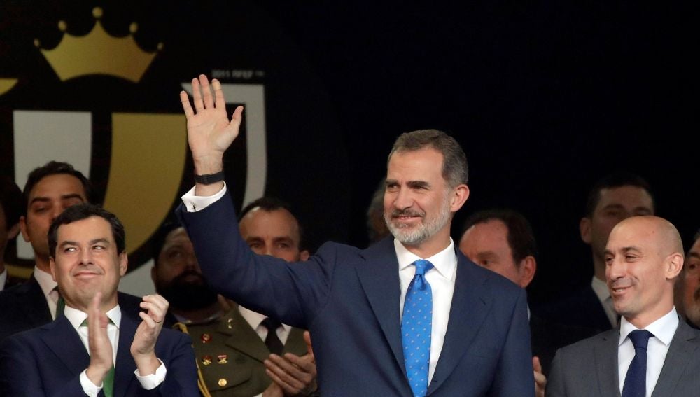 El Rey Felipe VI saluda al público en el Benito Villamarín