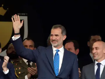 El Rey Felipe VI saluda al público en el Benito Villamarín El Rey Felipe VI saluda al público en el Benito Villamarín