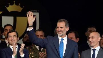 El Rey Felipe VI saluda al público en el Benito Villamarín