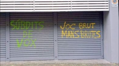 Las sedes del PSC en Barcelona y Badalona aparecen manchadas de pintura amarilla con el mensaje 