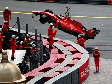 Los operarios retiran el Ferrari de Vettel de la pista tras el accidente del alemán Los operarios retiran el Ferrari de Vettel de la pista tras el accidente del alemán