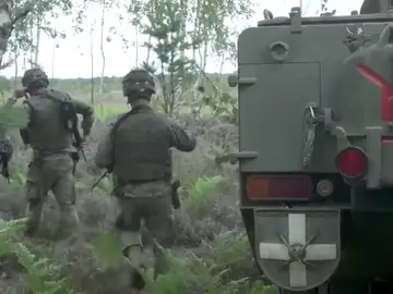 Tres militares españoles reciben un premio de la OTAN por relatar el despliegue diario es Lituania Tres militares españoles reciben un premio de la OTAN por relatar el despliegue diario es Lituania