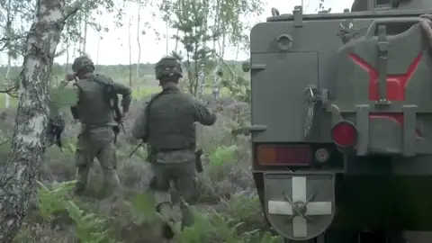 Tres militares españoles reciben un premio de la OTAN por relatar el despliegue diario es Lituania Tres militares españoles reciben un premio de la OTAN por relatar el despliegue diario es Lituania