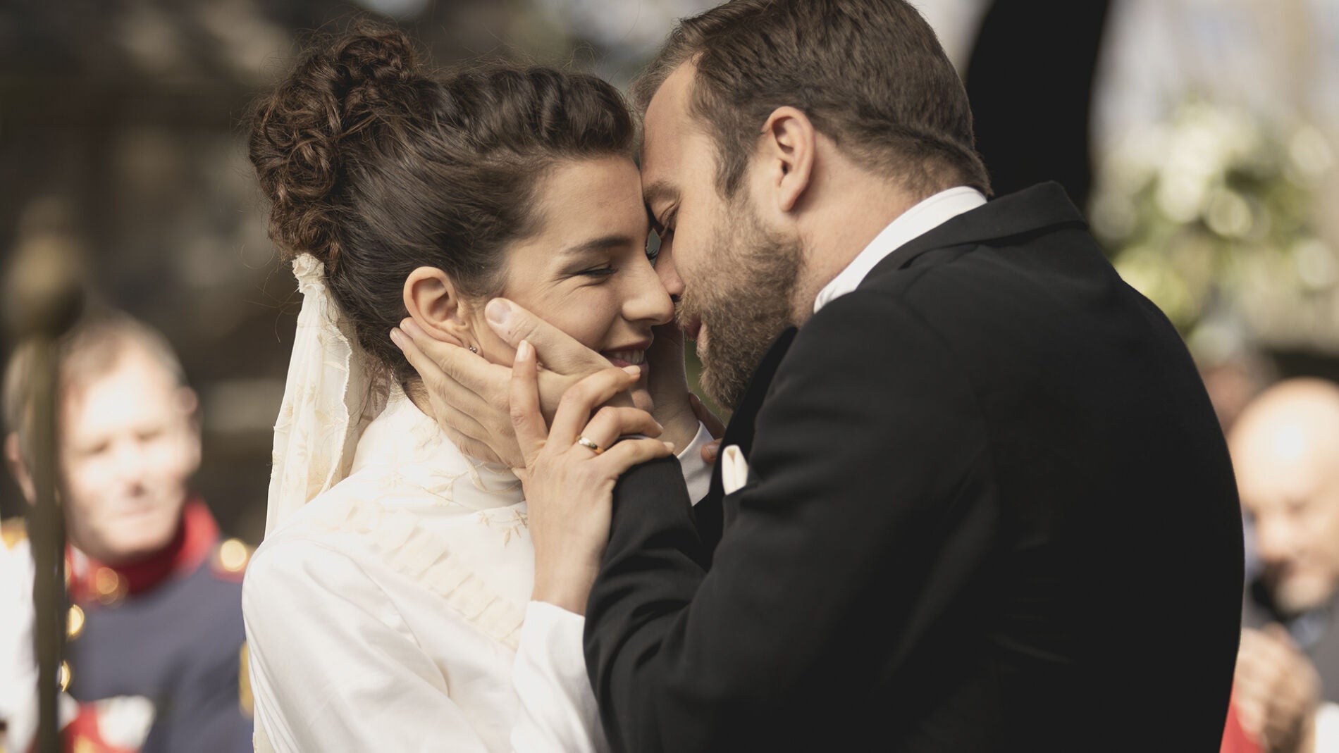 Fernando Mes&iacute;a y Mar&iacute;a Elena se dan el 's&iacute;, quiero' en 'El secreto de Puente Viejo'