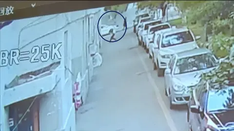 El momento en el que el niño cae al suelo El momento en el que el niño cae al suelo