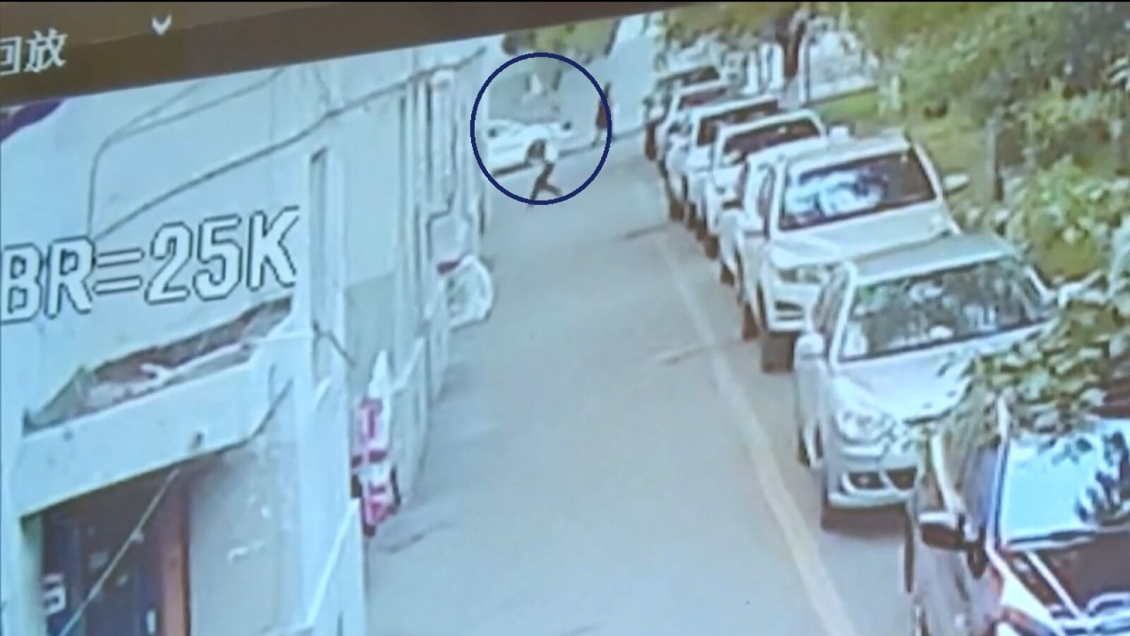Un hombre salva la vida de un niño de dos años que cayó desde un quinto piso