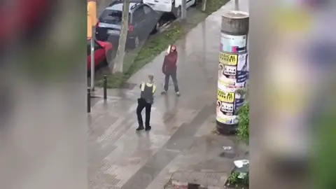 Un hombre desata el pánico en Barcelona con un cuchillo de grandes dimensiones Un hombre desata el pánico en Barcelona con un cuchillo de grandes dimensiones
