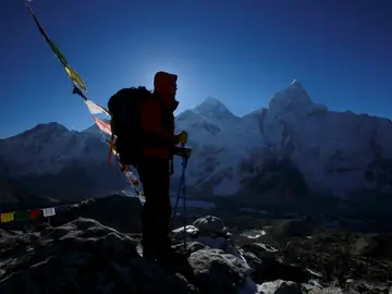 Un escalador frente a la cumbre del Everest Un escalador frente a la cumbre del Everest