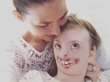La pequeña Sophia con su madre La pequeña Sophia con su madre