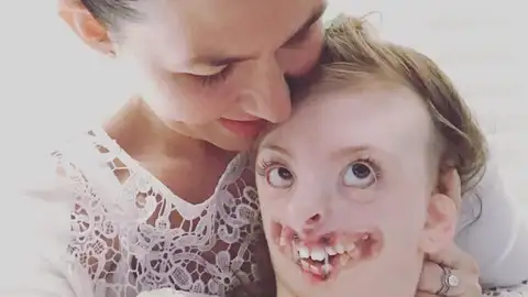La pequeña Sophia con su madre La pequeña Sophia con su madre