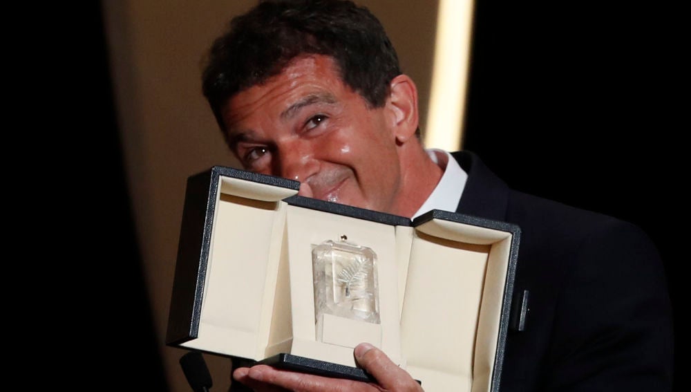 Antonio Banderas con su galardón al mejor actor en Cannes