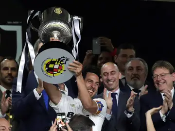Parejo levanta la Copa del Rey en el Villamarín Parejo levanta la Copa del Rey en el Villamarín