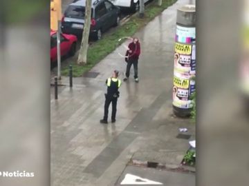 Pánico en Barcelona por un hombre con un cuchillo de grandes dimensiones Pánico en Barcelona por un hombre con un cuchillo de grandes dimensiones