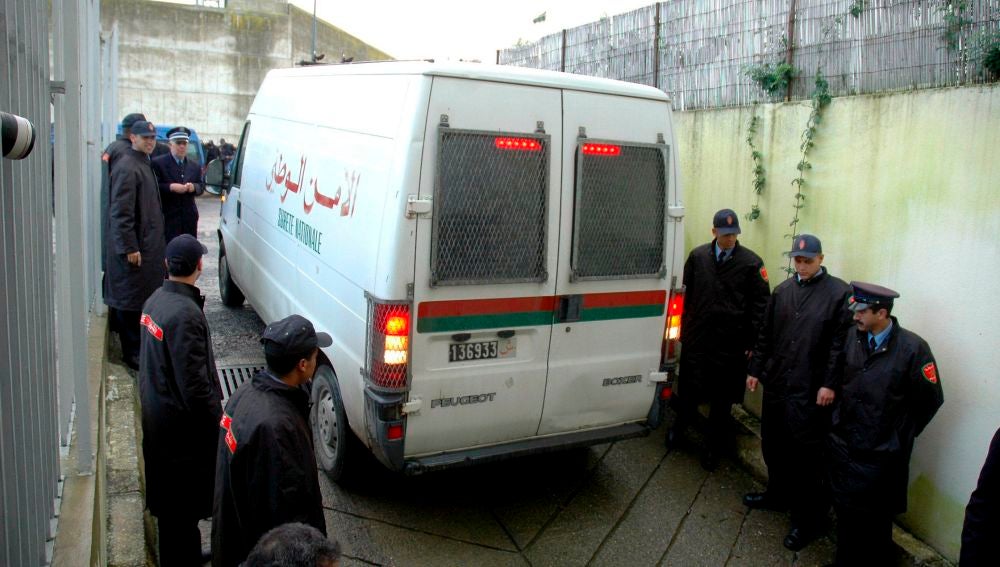 Oficiales de policía marroquíes vigilan una furgoneta