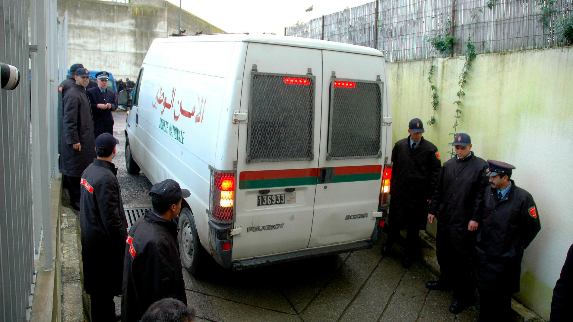 Oficiales de policía marroquíes vigilan una furgoneta Oficiales de policía marroquíes vigilan una furgoneta