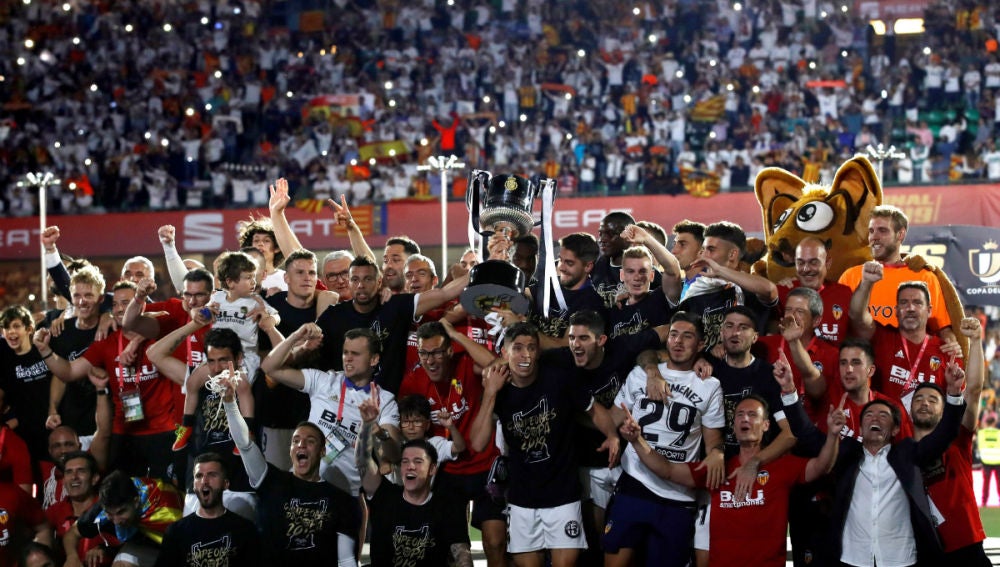 El Valencia levanta la Copa del Rey