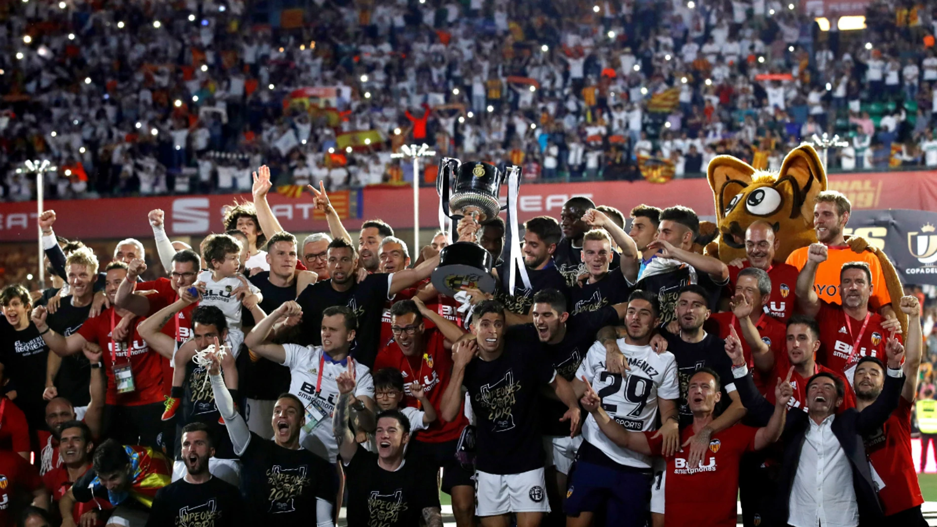 El Valencia levanta la Copa del Rey El Valencia levanta la Copa del Rey