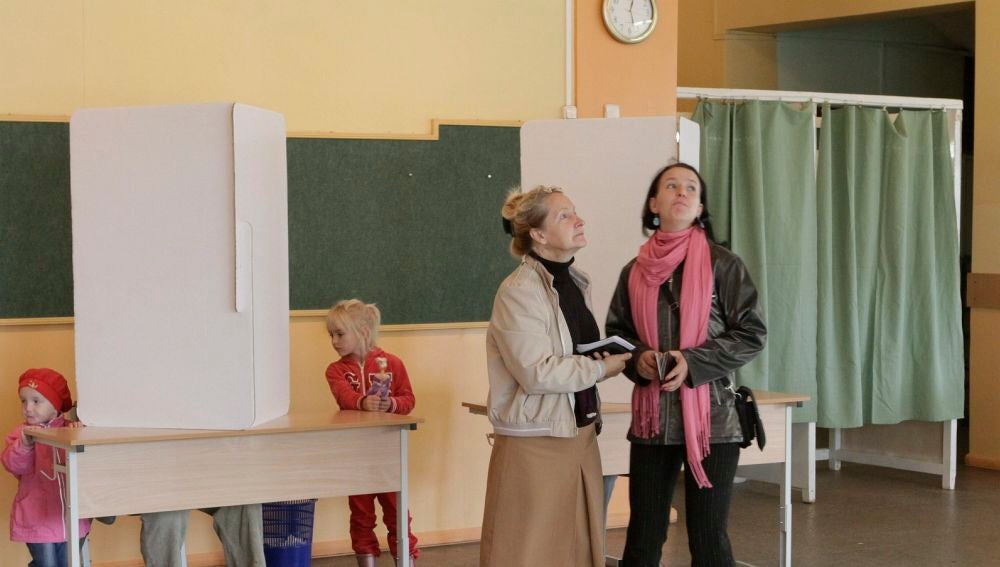 Unas mujeres esperan para votar en un colegio electoral en Bauska, Letonia