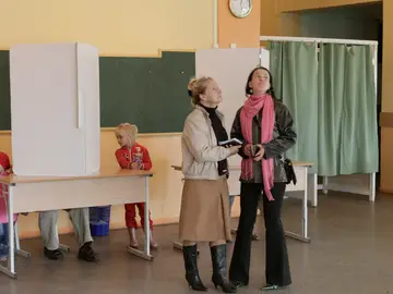 Unas mujeres esperan para votar en un colegio electoral en Bauska, Letonia Unas mujeres esperan para votar en un colegio electoral en Bauska, Letonia