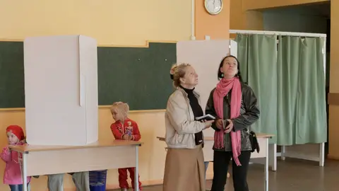 Unas mujeres esperan para votar en un colegio electoral en Bauska, Letonia Unas mujeres esperan para votar en un colegio electoral en Bauska, Letonia