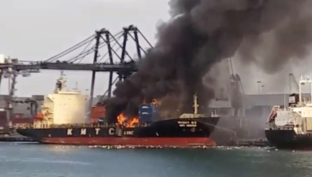 Incendio en un puerto de Tailandia tras una explosión química